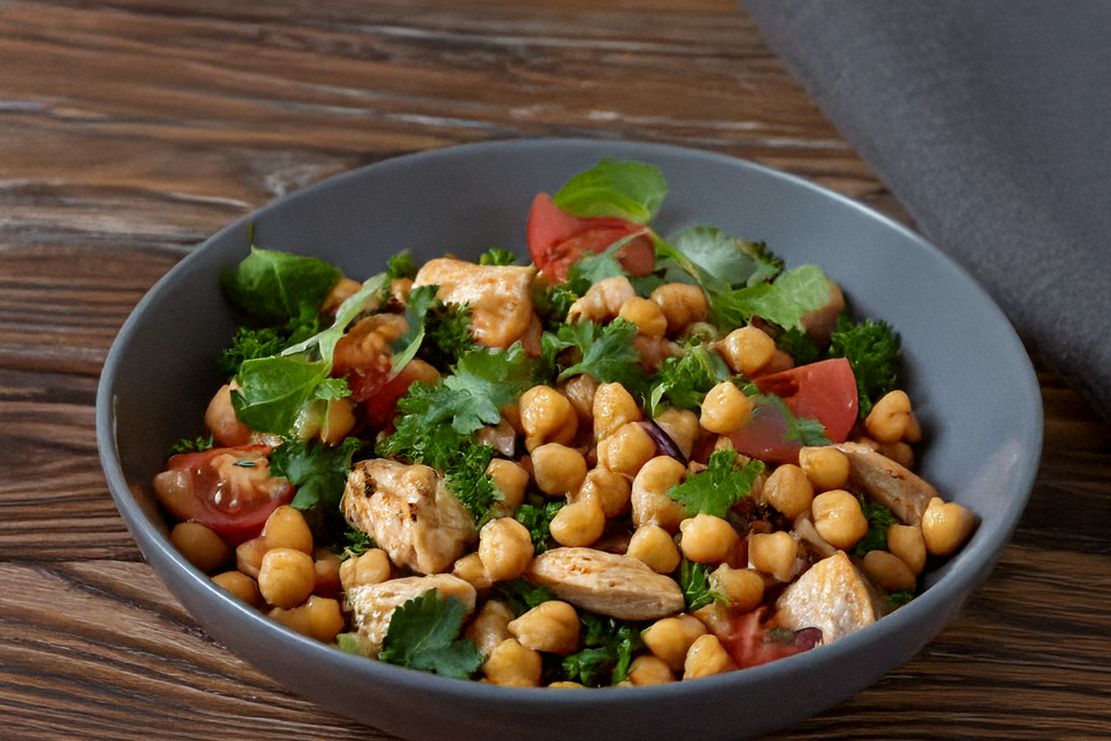 Variationen von mediterranem Salat mit H&auml;hnchen und Kichererbsen
