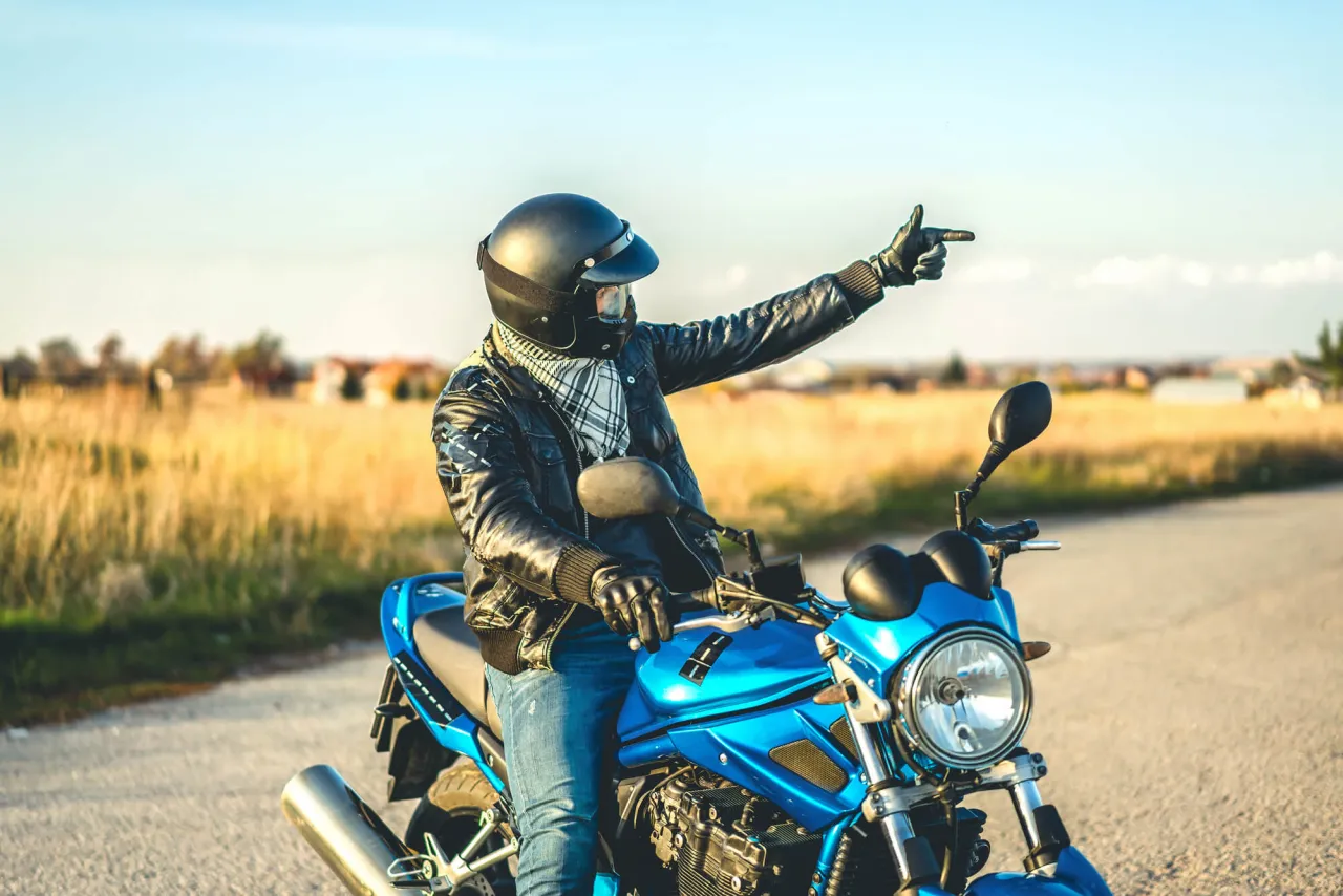 Motocykliści jedzący obiad przy motocyklach