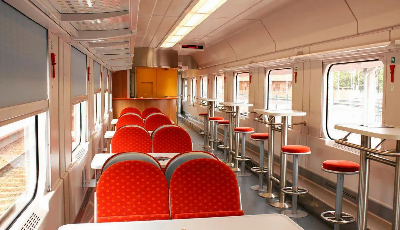wnętrze wagonu restauracyjnego WARS