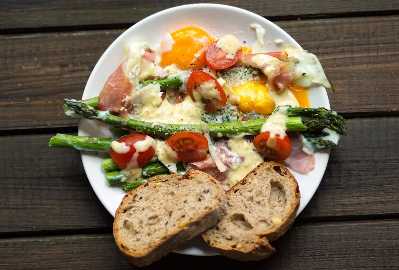 Szparagi z jajkiem sadzonym i szynką parmeńską