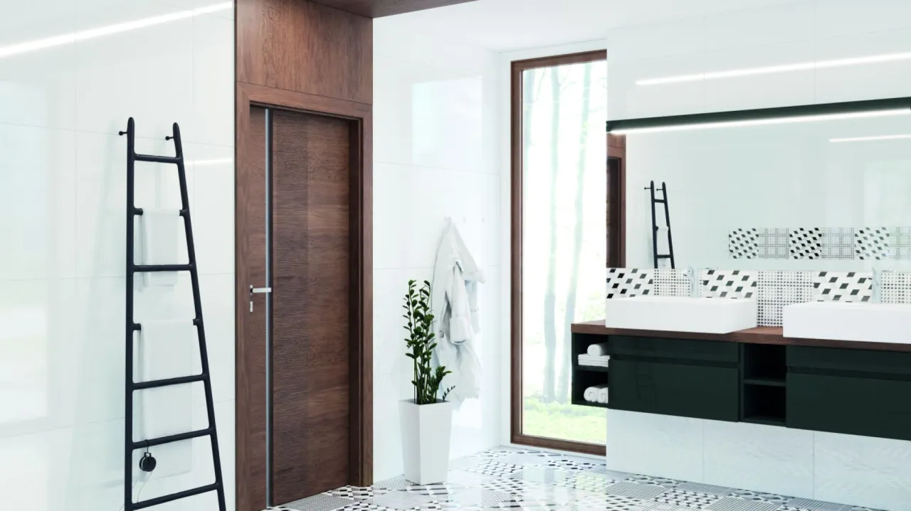 osoba spokojna przed drzwiami łazienki