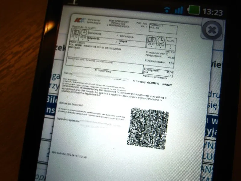 Bilet PKP w telefonie ekran smartfona kod QR