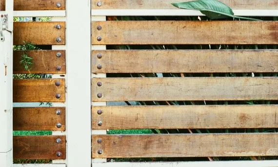 planowanie montażu płotu lamelowego schemat wytyczania linii