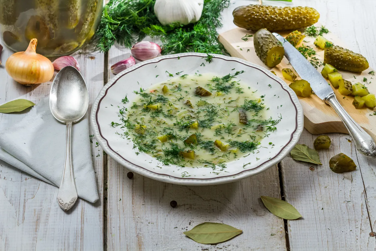 zupa ogórkowa na żeberkach i rosole porównanie
