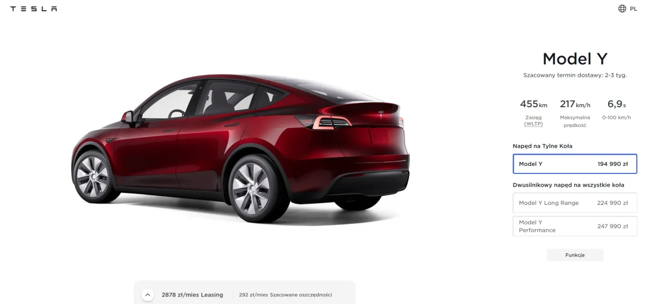 Czerwony Tesla Model Y, z napędem na tylne koła, oferuje 455 km zasięgu i przyspieszenie 0-100 km/h w 6,9s.