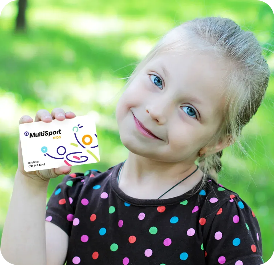 dziecko z kartą multisport, rodzic i dziecko w obiekcie sportowym