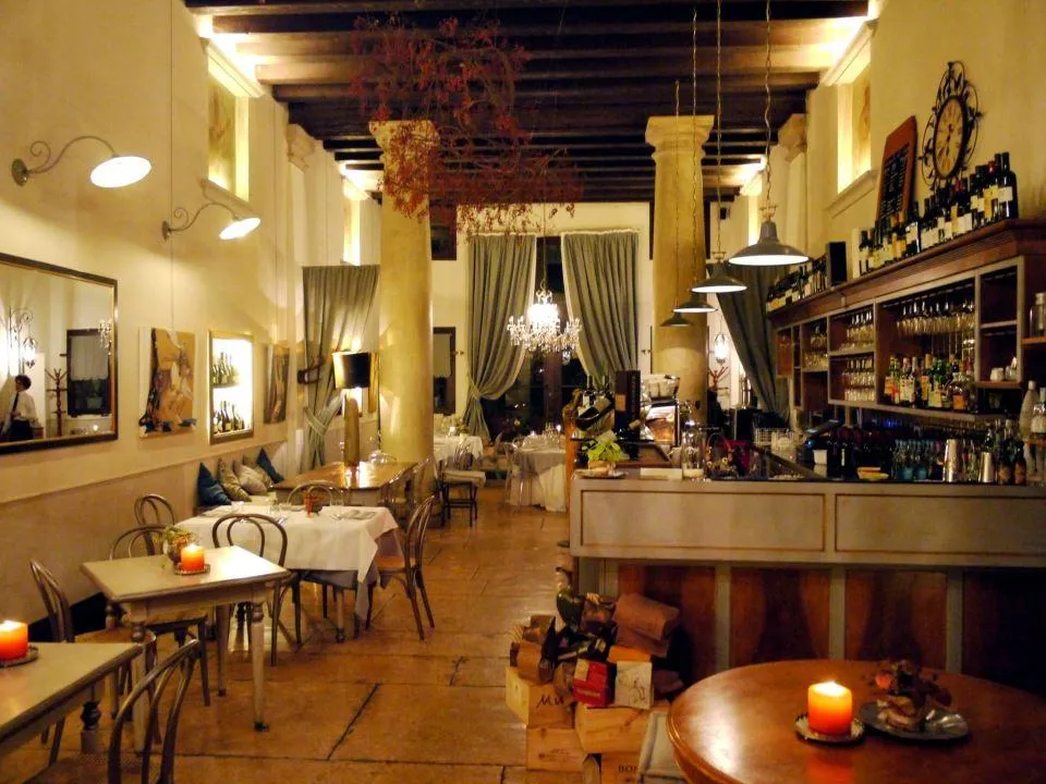 Treviso ulica restauracja wiecz&oacute;r