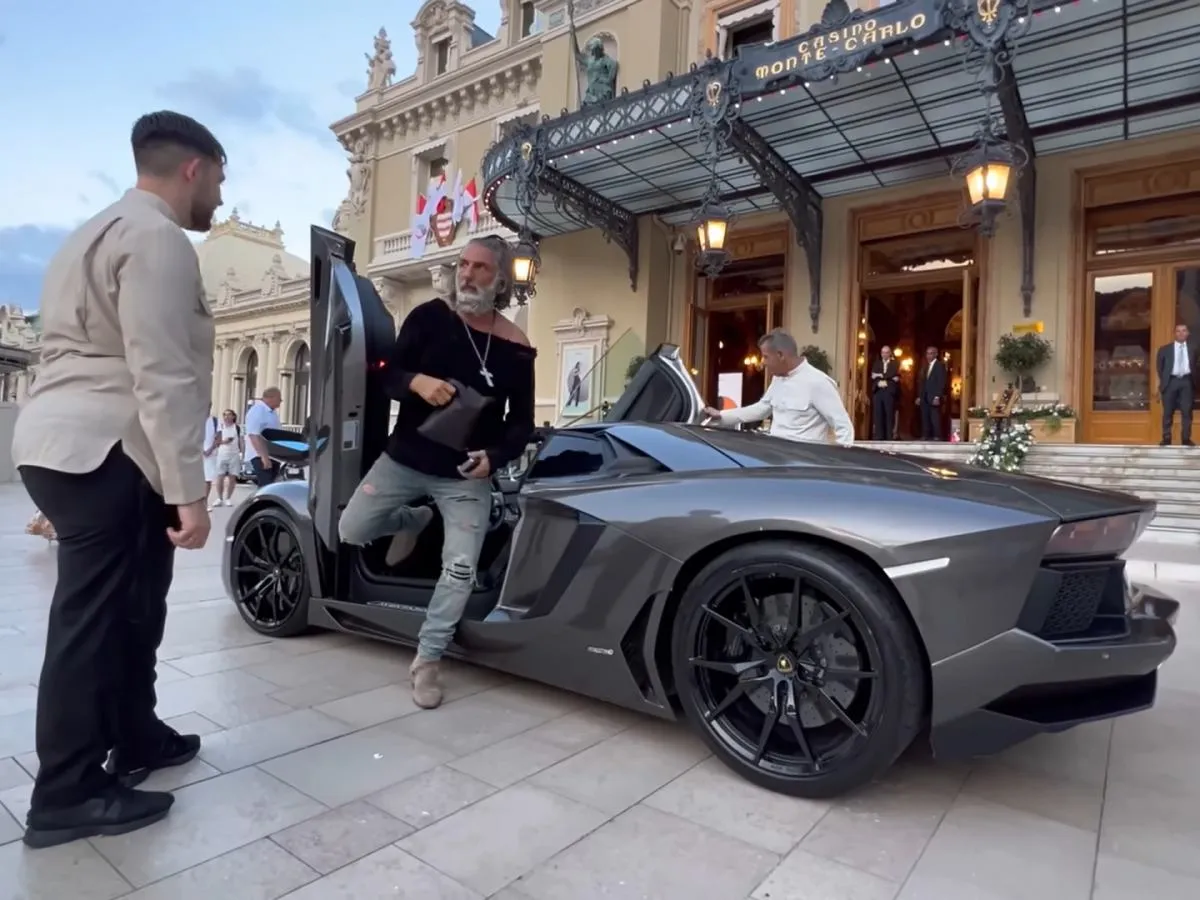 Zeus Lamborghini, kto to? Mężczyzna wysiada z luksusowego Lamborghini przed kasynem Monte Carlo.