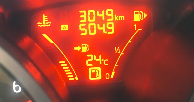 kontrolka rezerwy paliwa Nissan Juke