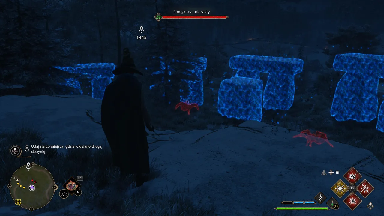 Postać w szacie stoi przed kamiennymi kręgami, rozwiązując zagadkę w Hogwarts Legacy. W tle widać świecące pająki.