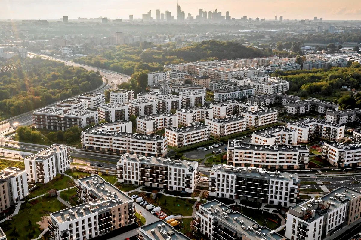 panoramiczny widok na warszawskie osiedle mieszkaniowe