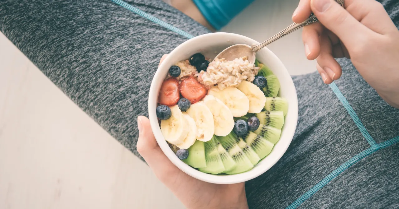 Po treningu warto zjeść owsiankę z owocami: bananem, kiwi, truskawkami i bor&oacute;wkami.