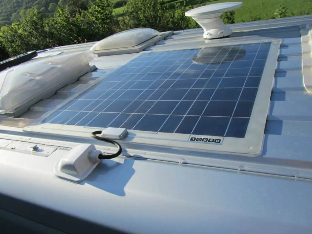 Panele fotowoltaiczne na dachu kampera sztywne i elastyczne por&oacute;wnanie