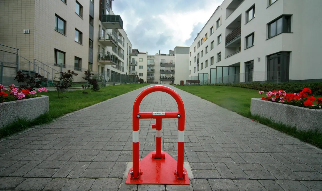 Nowe osiedle, droga dojazdowa i blokada parkingowa. Zastanawiasz się, jak sprawdzić dewelopera przed kupnem mieszkania?