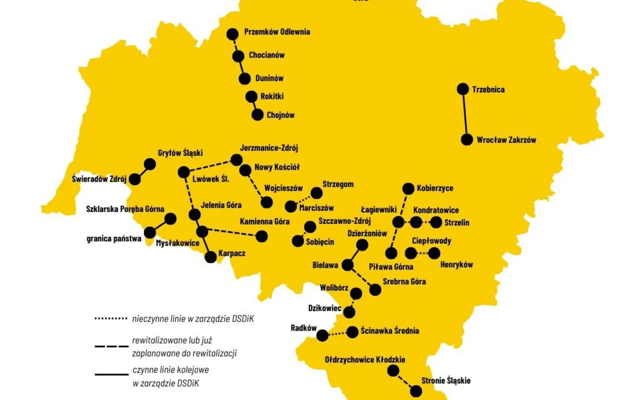 Mapa kolejowa Dolnego Śląska. Pokazuje, jak dojechać do Karpacza pociągiem, zaznaczając linie czynne, rewitalizowane i planowane.