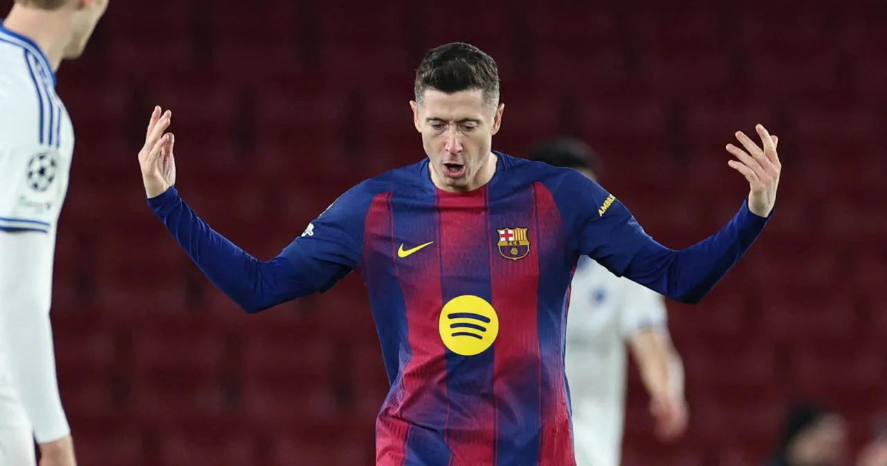 Robert Lewandowski w koszulce FC Barcelona, gestykuluje podczas meczu. Skład FC Barcelona gotowy do walki.