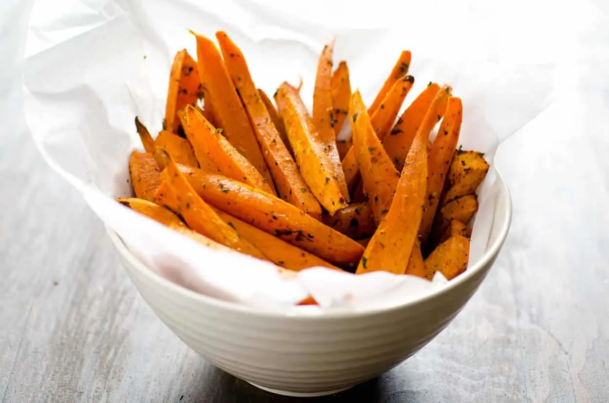 talerz klasycznych smażonych frytek