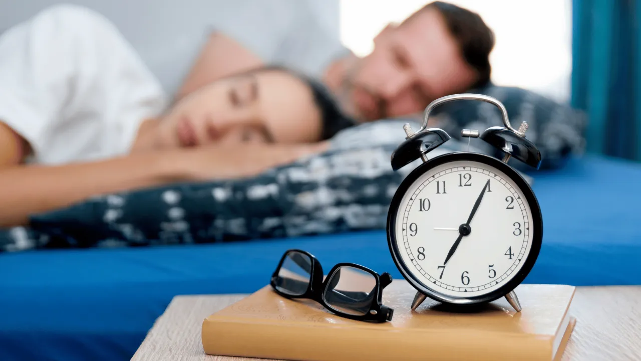 Zegar, kawa, sen, zdrowy styl życia