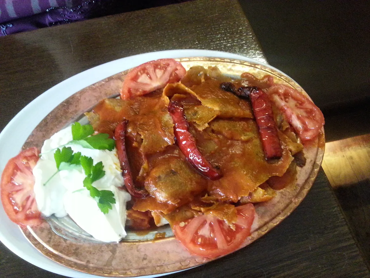 Talerz kebab z dużą porcją mięsa