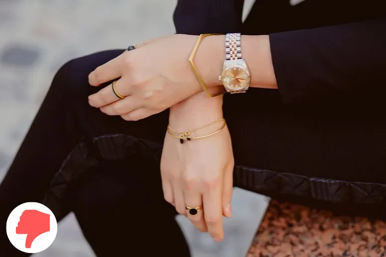 Kobieta nosząca bransoletki na obu nadgarstkach, jedna ręka z zegarkiem