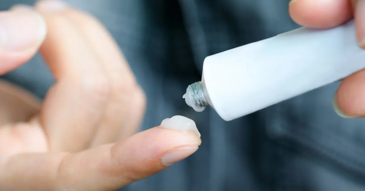 maści bez recepty apteka, produkty nawilżające, p&oacute;łka z kosmetykami medycznymi