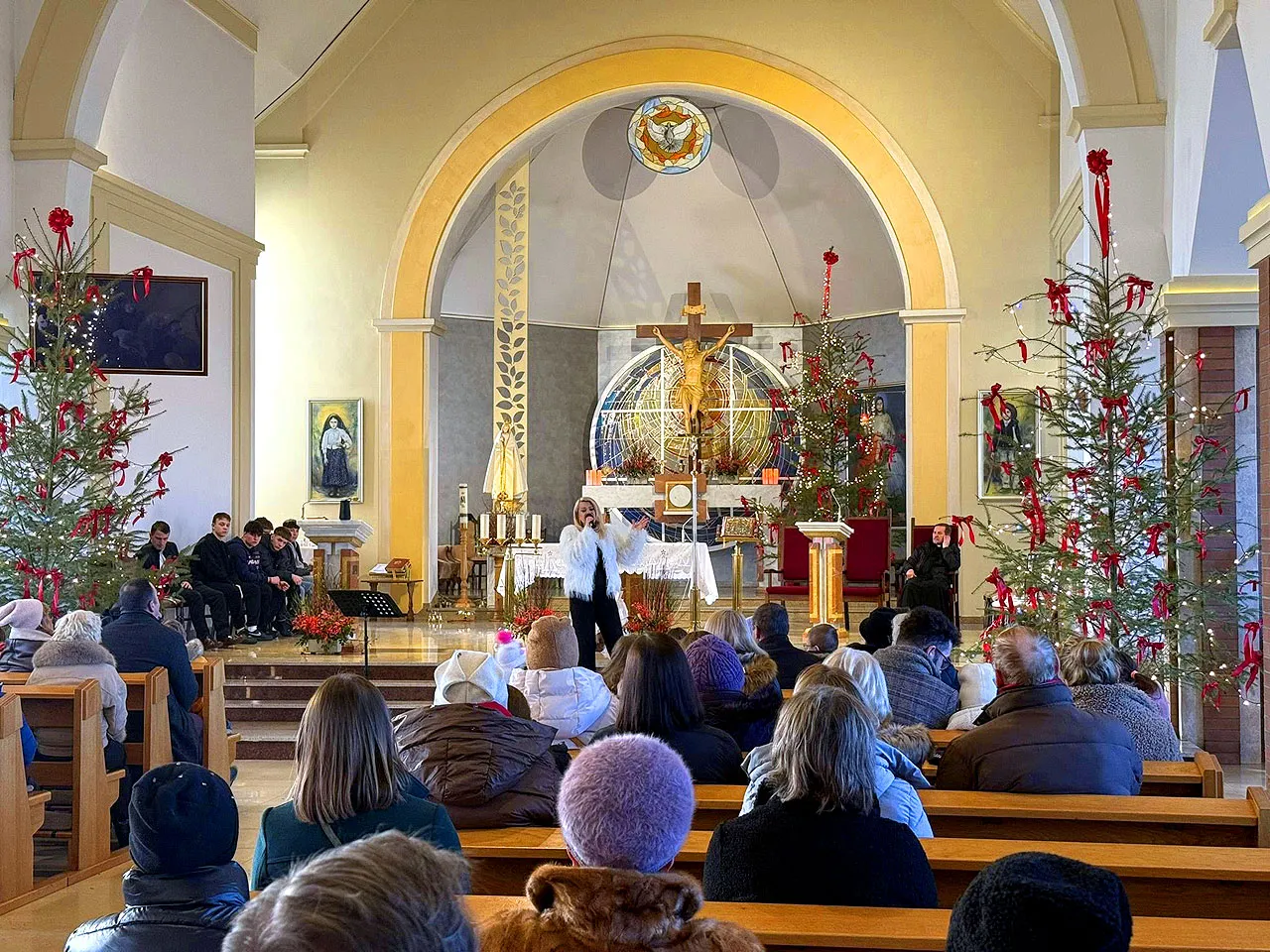 Wsp&oacute;lnotowy śpiew w polskim kościele