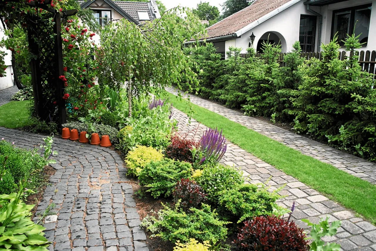 Ekologiczny ogr&oacute;d przed domem