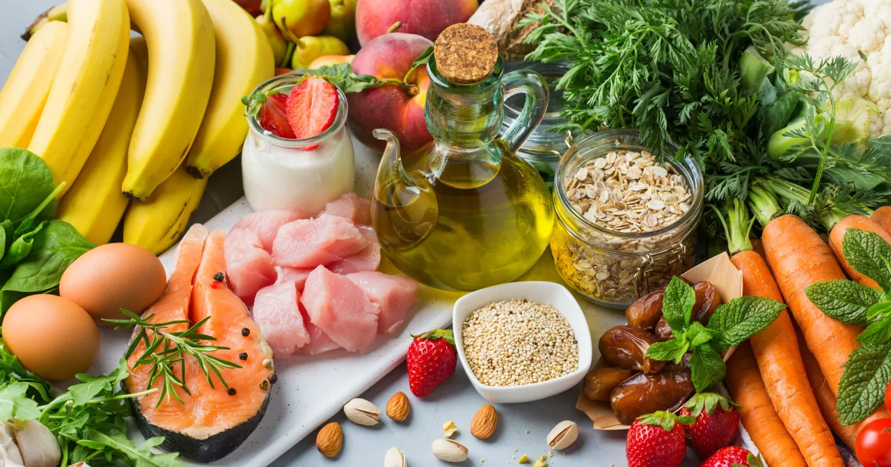 Łosoś, kurczak, jajka, owoce, warzywa, oliwa, płatki owsiane. Czy ryba jest wegetariańska? Nie, to nie jest wegetariańskie.