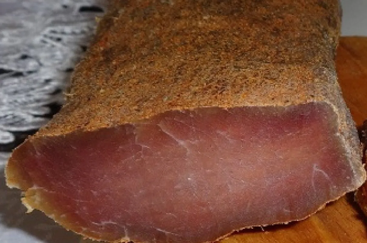 Kawałek schabu w przyprawach. Zastanawiasz się, ile schabu na 10 osób? Ten kawałek wygląda na porcję dla kilku osób.