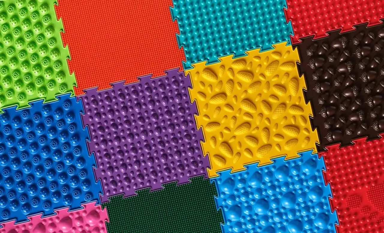 różne rodzaje mat sensorycznych dla dzieci