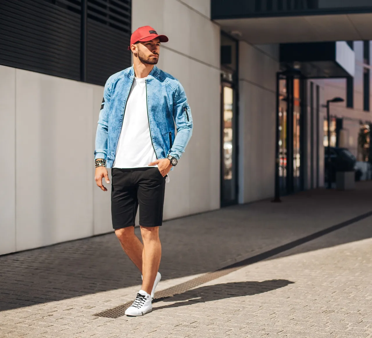 mężczyzna w czapce z daszkiem stylizacje