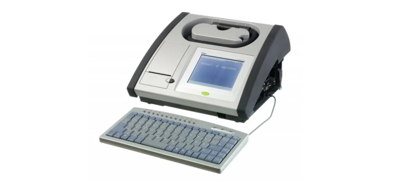 Profesjonalny alkomat Dräger z klawiaturą. Zastanawiasz się, jaki alkomat wybrać do precyzyjnych pomiarów?