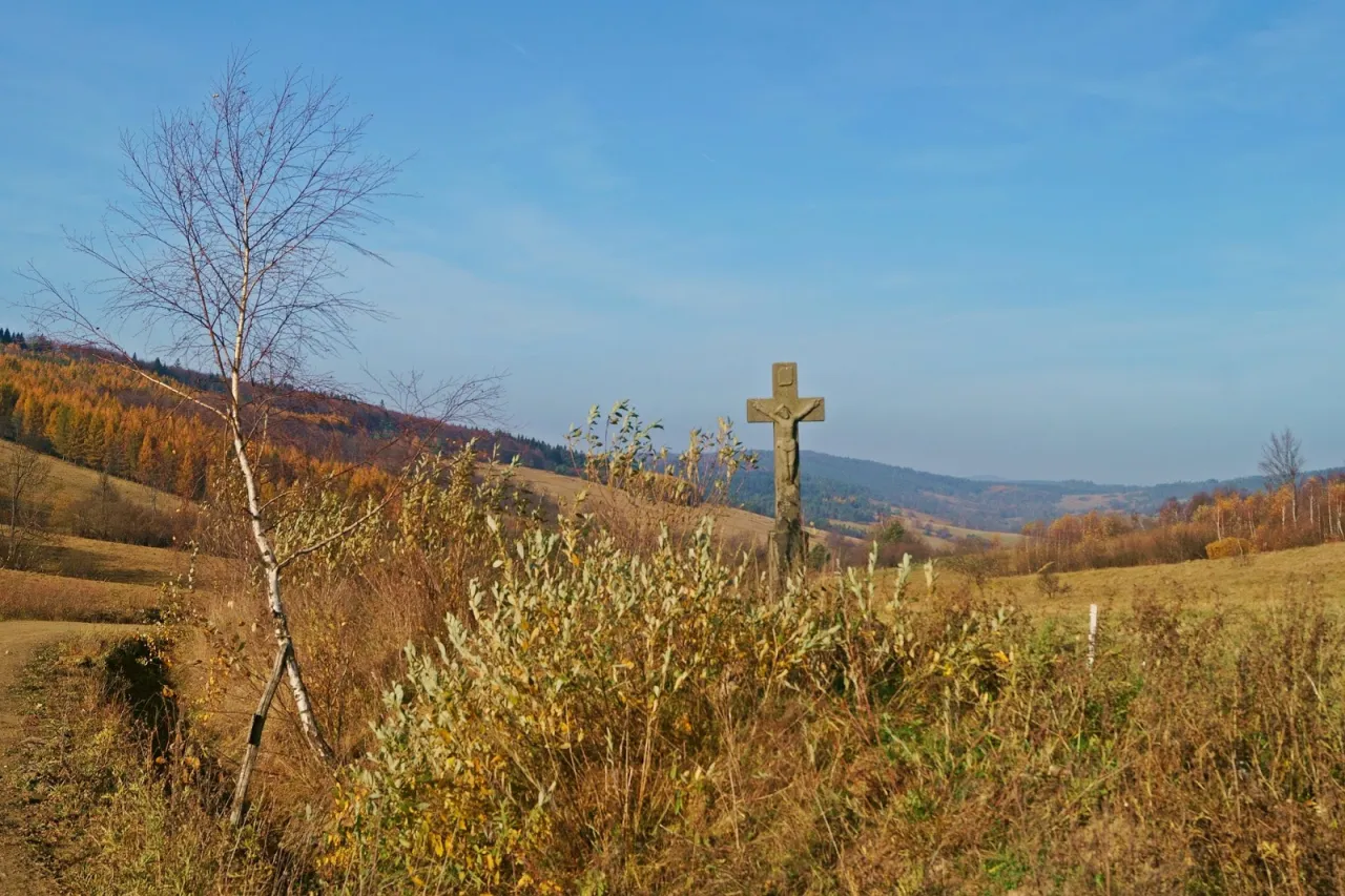 Jesienne krajobrazy Beskidu Niskiego opuszczone wsie