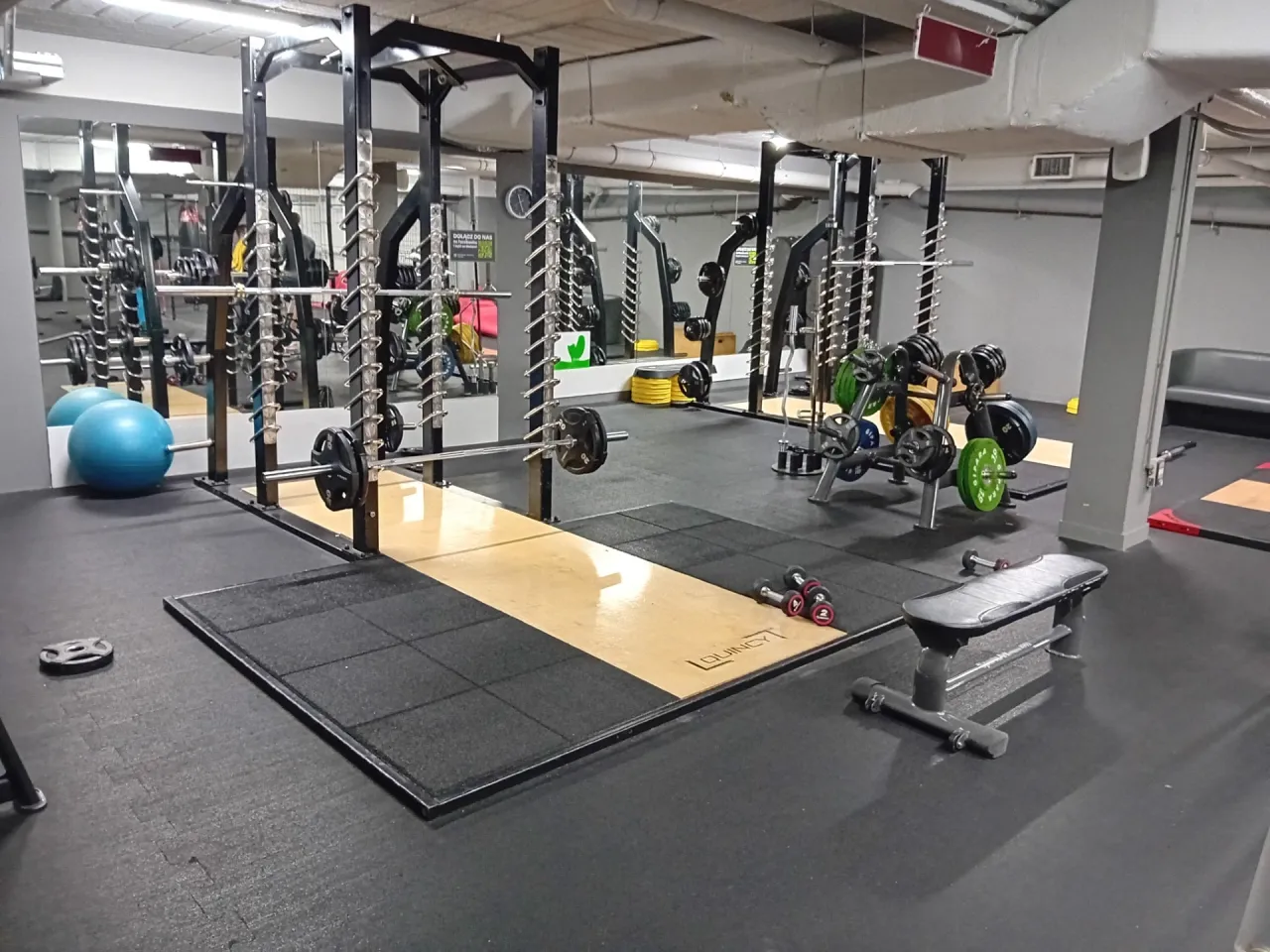 Siłownia z wolnymi ciężarami i maszynami. Idealne miejsce na trening crossfit Warszawa gdzie? Tu znajdziesz wszystko.