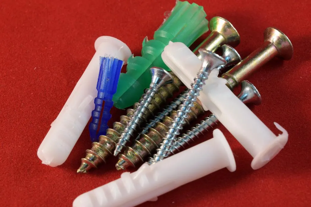 Kotwa wbijana plastikowa z trzpieniem metalowym i plastikowym porównanie