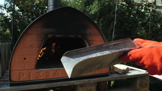 rozpalanie pieca do pizzy drewnem