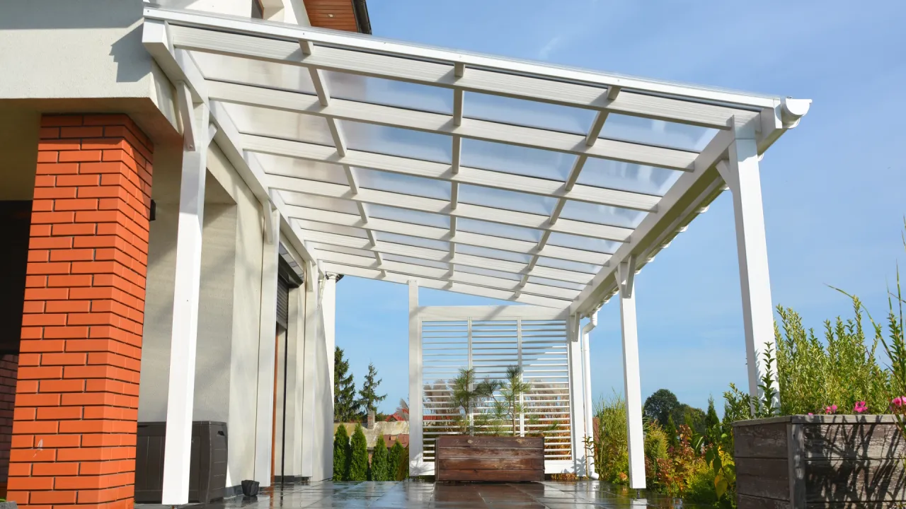 Zadaszenie pergoli z poliwęglanu komorowego