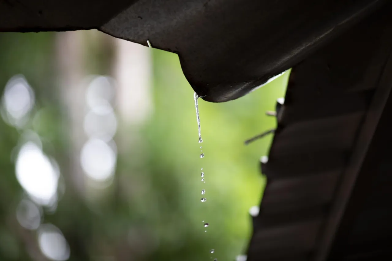 pęknięty zbiornik na wodę od mrozu