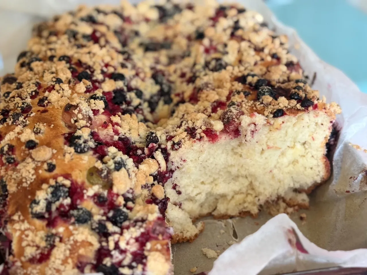 Puszysty placek drożdżowy z owocami i kruszonką