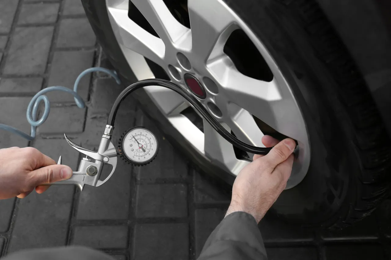 Wpływ niskiego i wysokiego ciśnienia na zużycie opony, bezpieczeństwo jazdy, zużycie paliwa