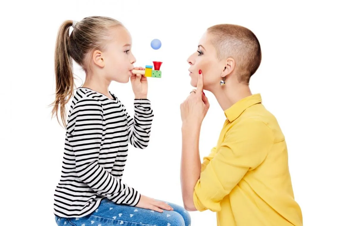 dziecko z rodzicem ćwiczy artykulację