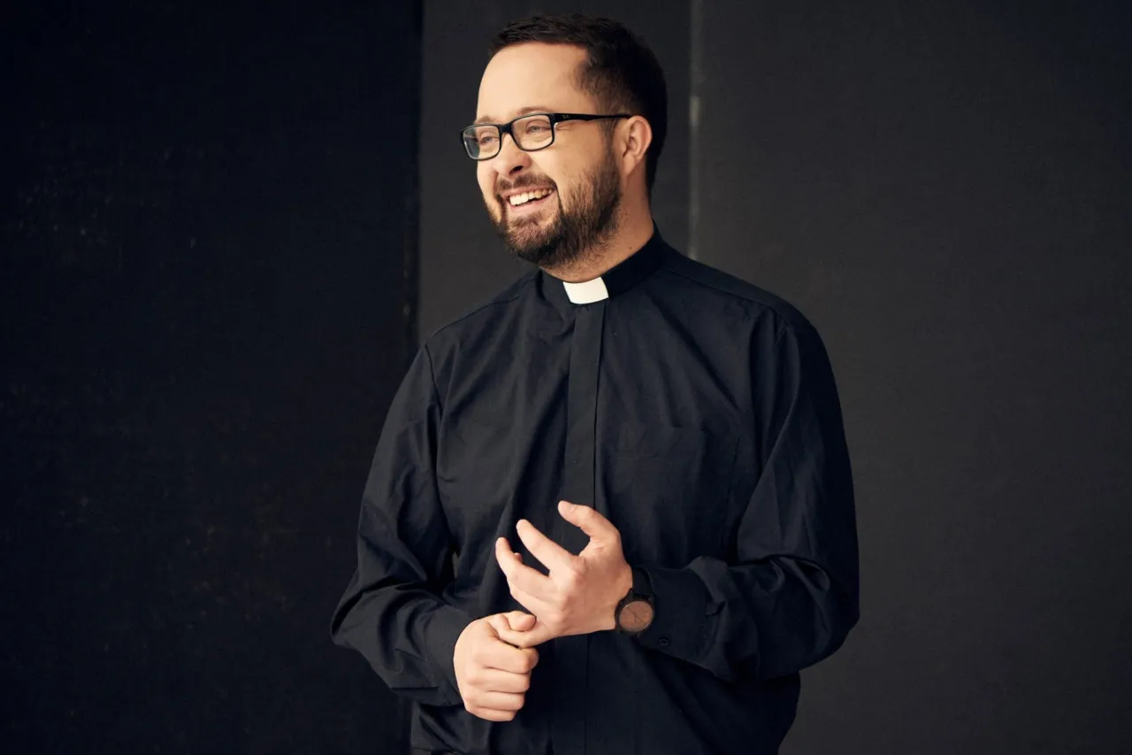 Młoda osoba rozmawiająca z księdzem lub duszpasterzem, otwarta rozmowa o wierze