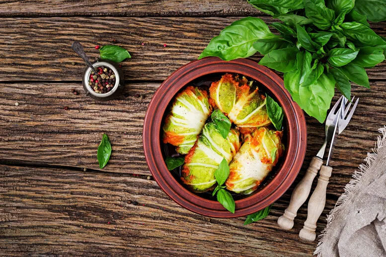 Różne rodzaje surówek do gołąbków