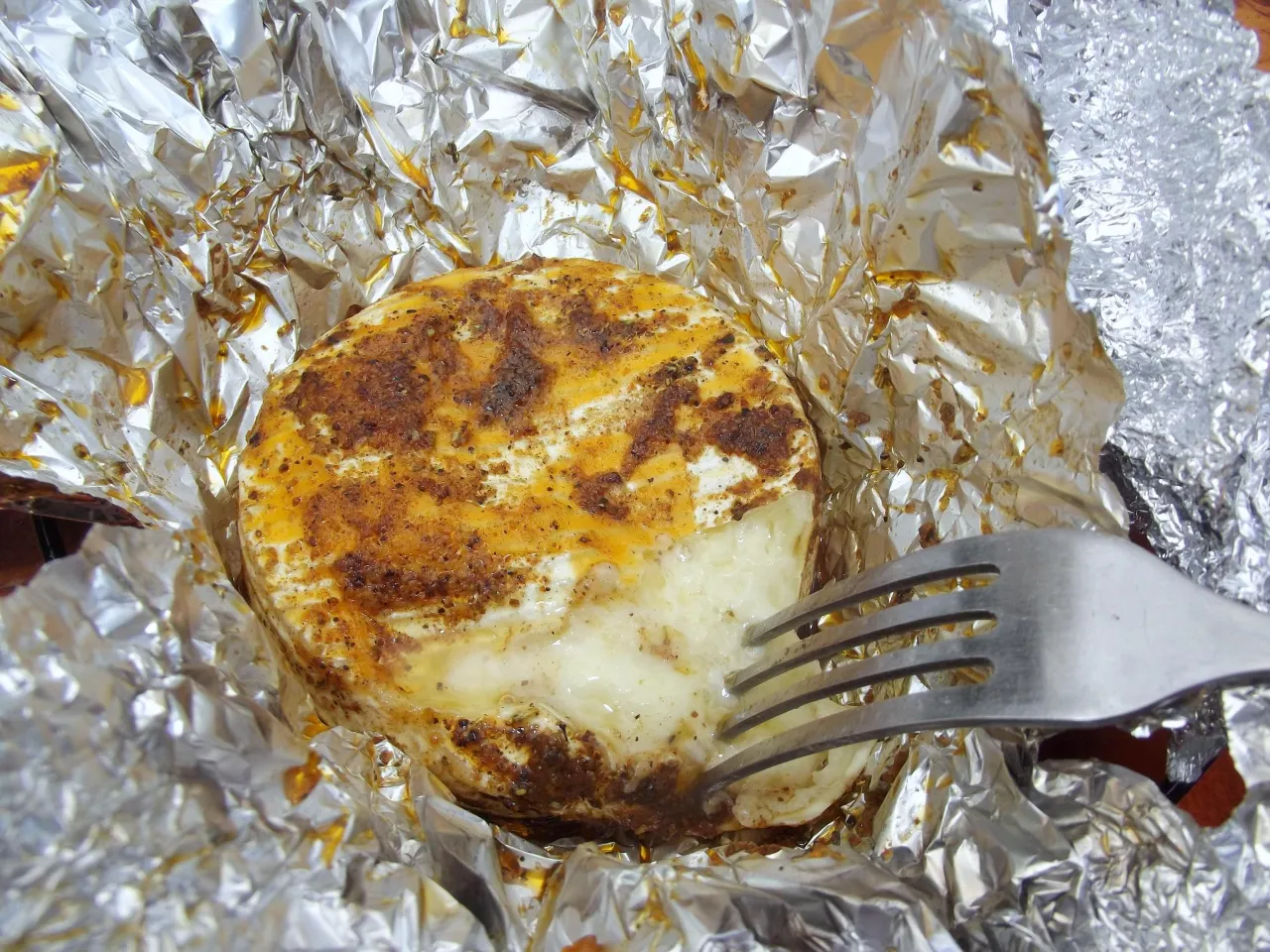 Camembert z grilla w folii