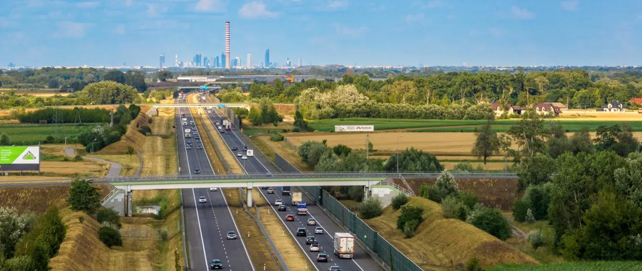 Zdjęcie Ile może jechać autobus na autostradzie? Odkryj maksymalne limity prędkości