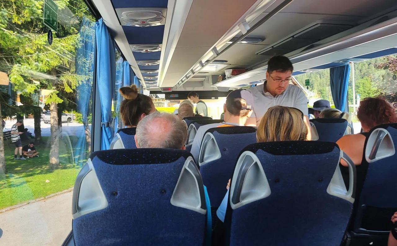 zestawy ubrań podr&oacute;ż autokarem pory roku