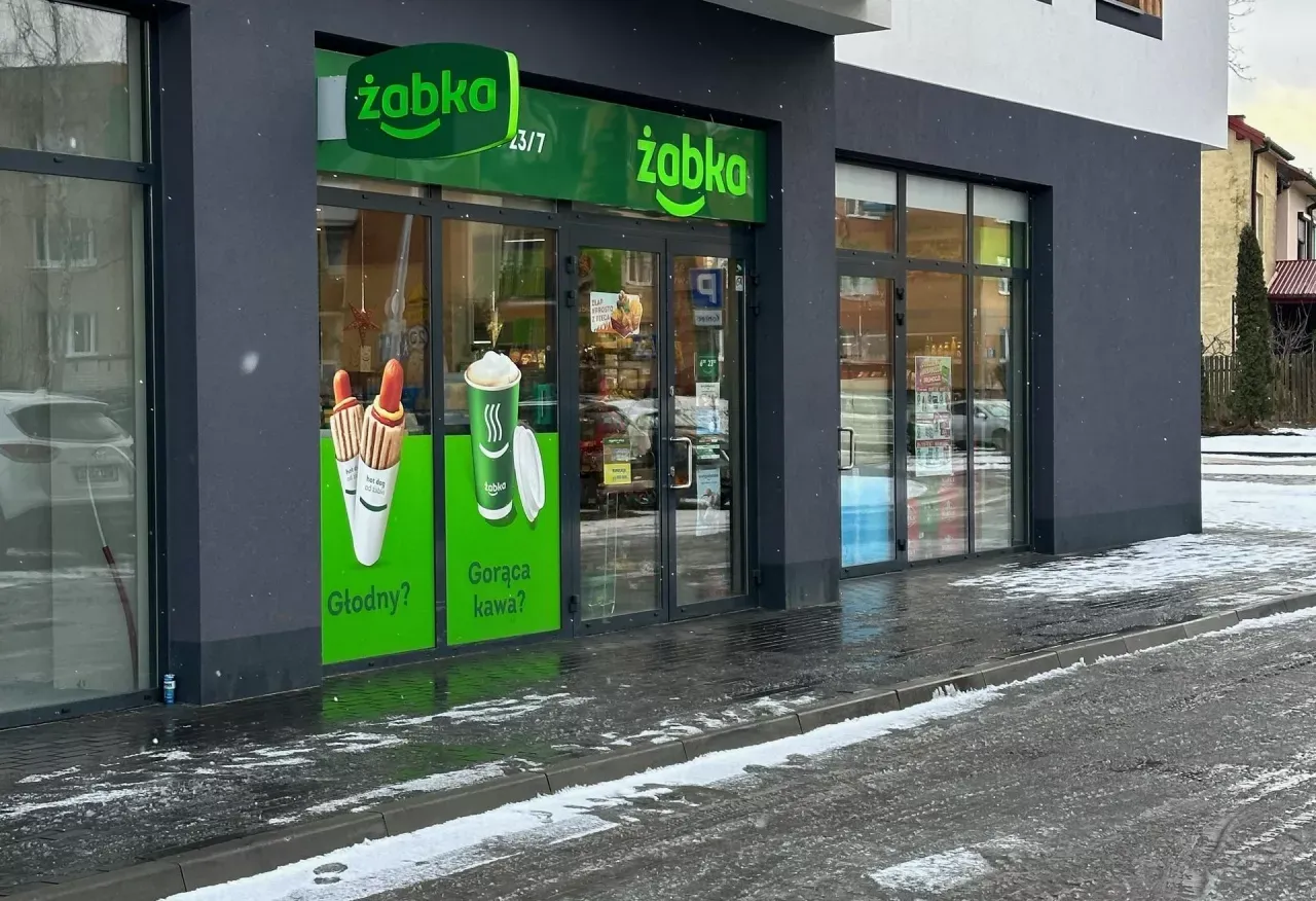 sklep Żabka z zewnątrz