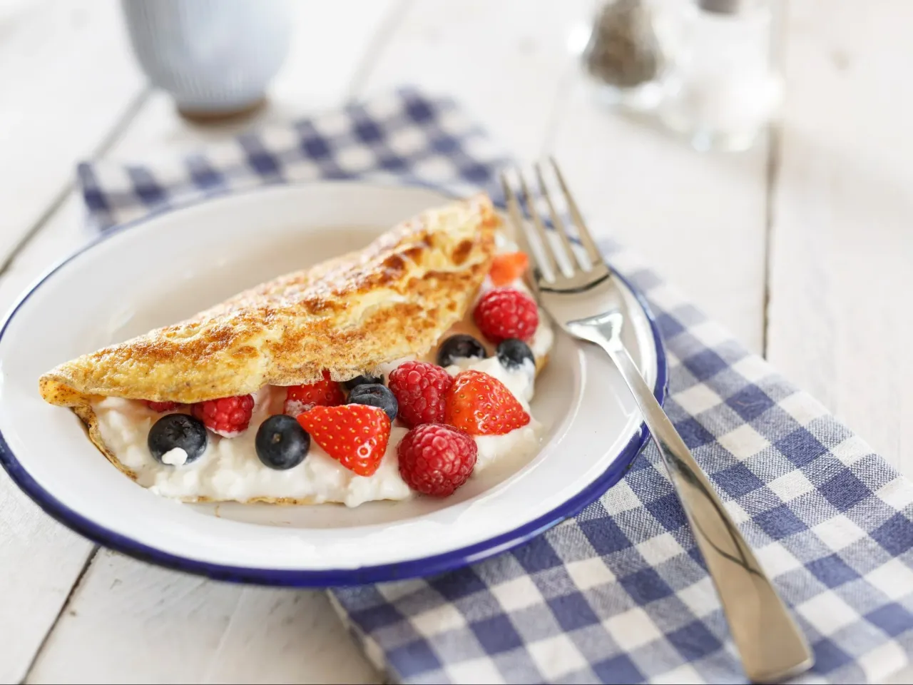 Słodki omlet z różnymi dodatkami