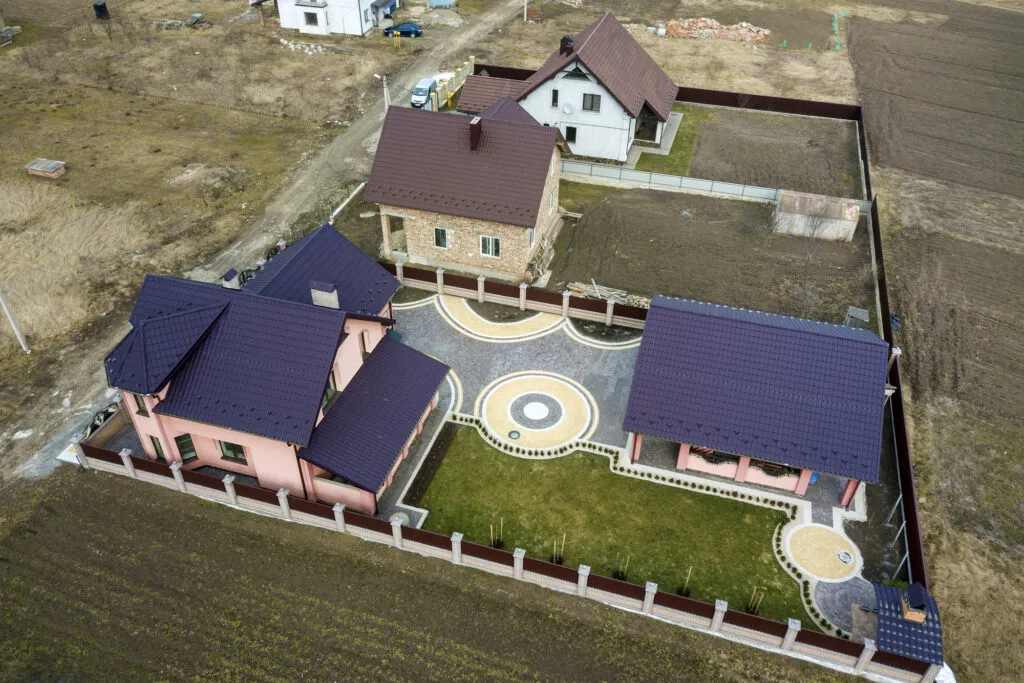 Działka budowlana z mediami i bez uzbrojenia