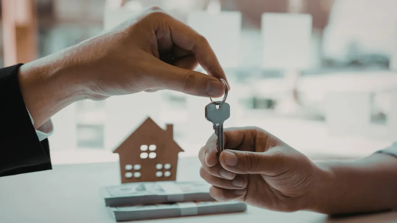 Przekazanie kluczy do domu, stos banknotów i symboliczny domek. Czy podatek katastralny w Polsce wejdzie w życie jeszcze w tej kadencji?